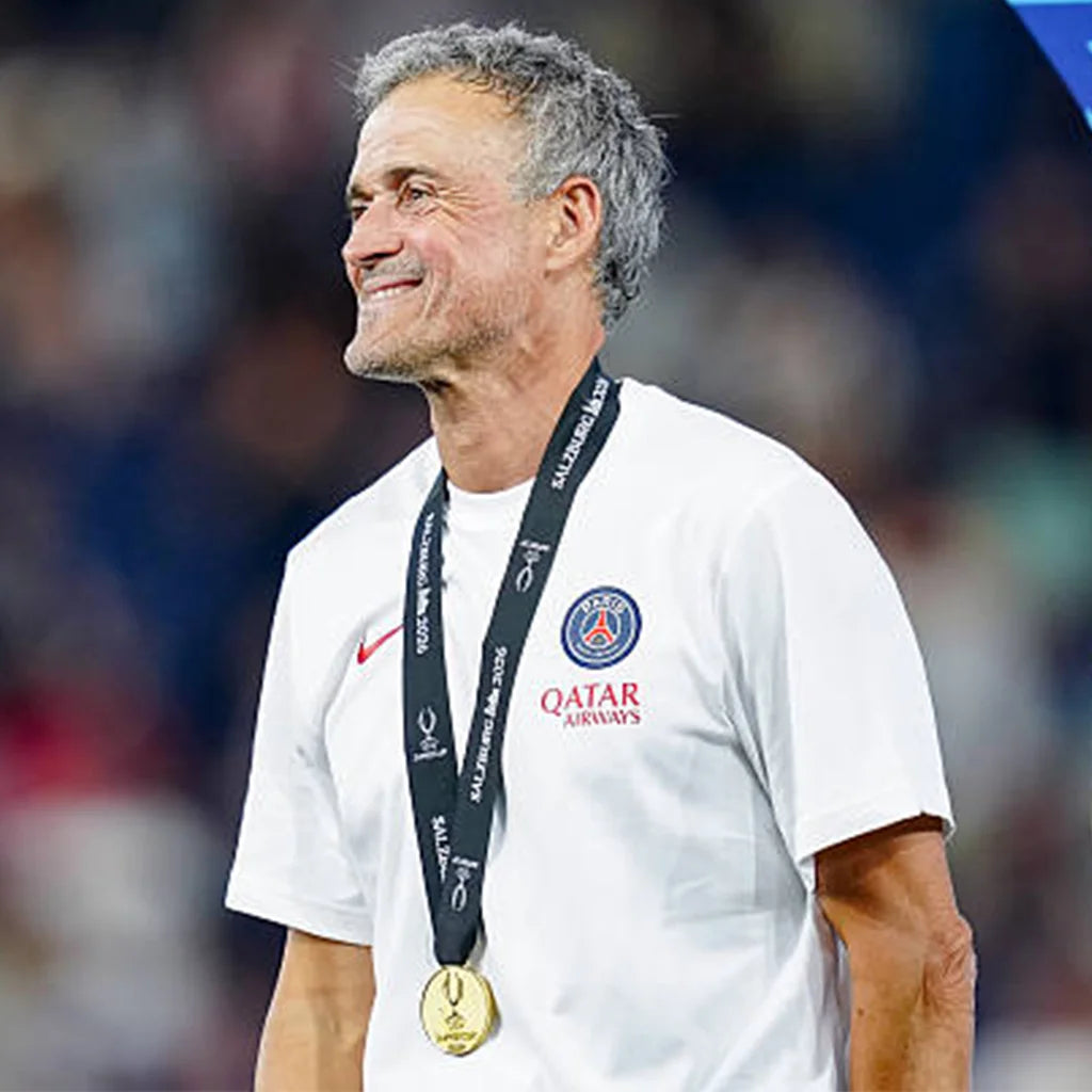 Médaille PSG Salzbourg 2026 posée sur une table en bois