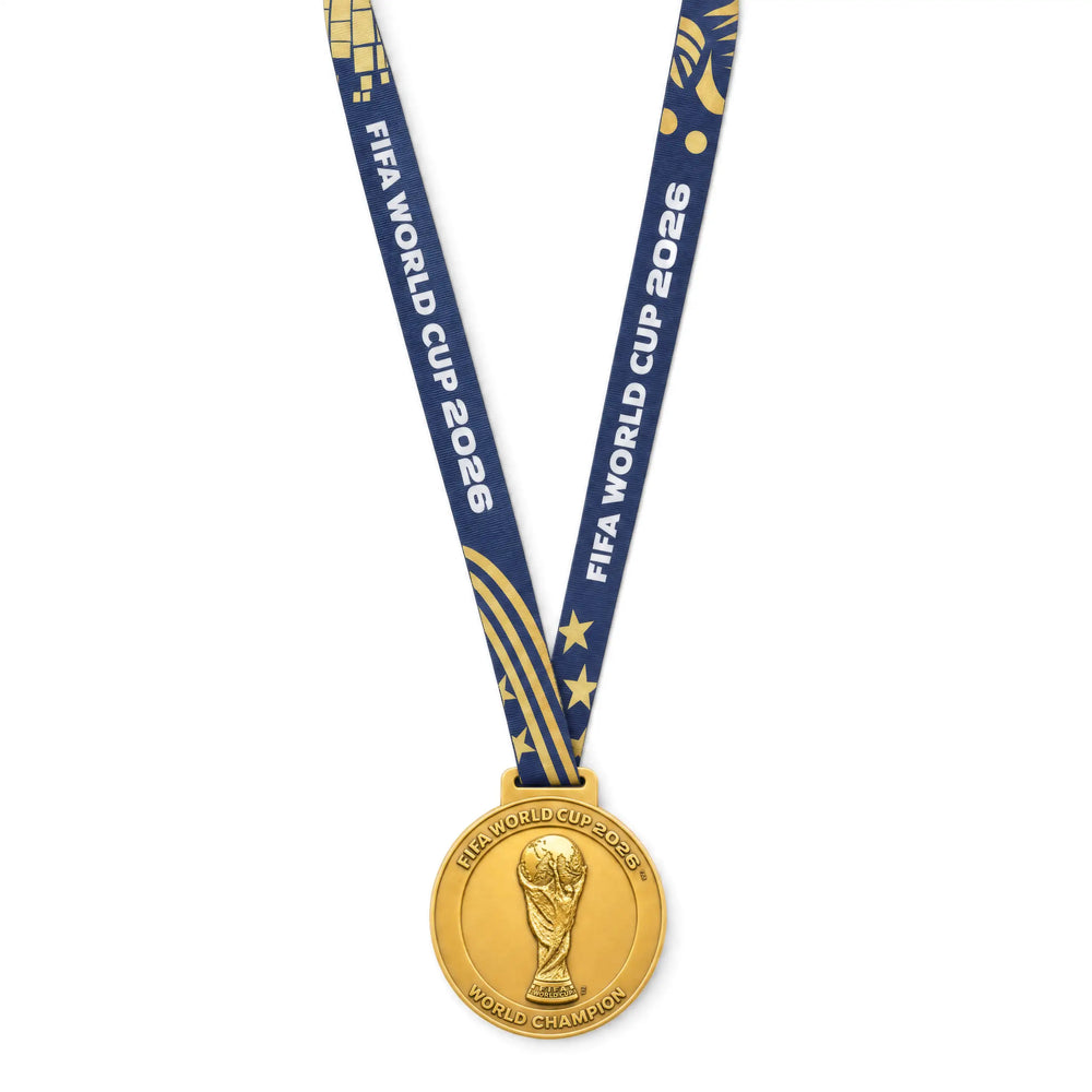 Fan tenant la médaille d'or de la Coupe du Monde 2026 de l'Espagne championne
