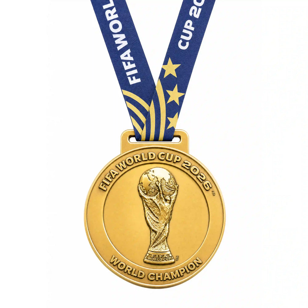 Médaille d'or commémorative de la Coupe du Monde 2026 de l'Espagne à côté du trophée de la Coupe du Monde