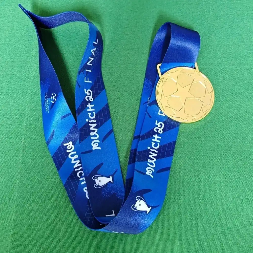 Vainqueur Ligue des Champions Budapest 2025 médaille Paris Saint-Germain