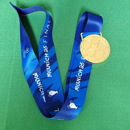 Vainqueur Ligue des Champions Budapest 2025 médaille Paris Saint-Germain